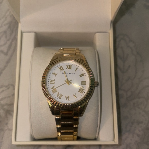 Anne Klein gold tone watch ⌚️ - Picture 2 of 5